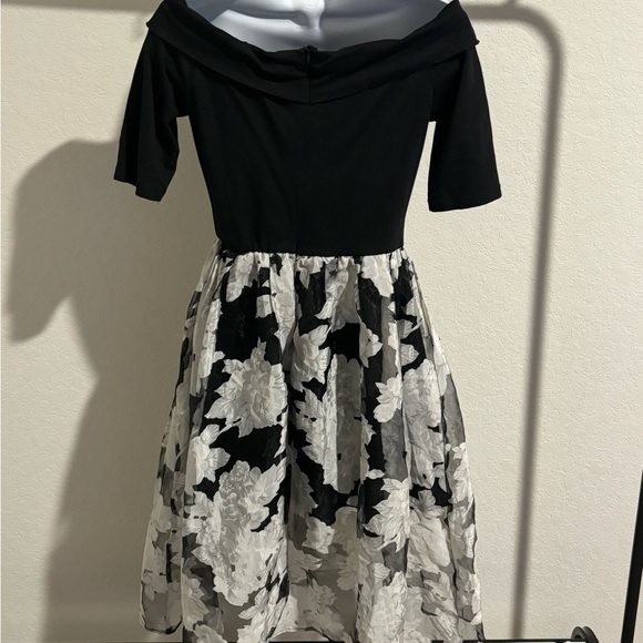 Mustard Seed floral dress worn by Actress Oana Gregory - Picture 4 of 4